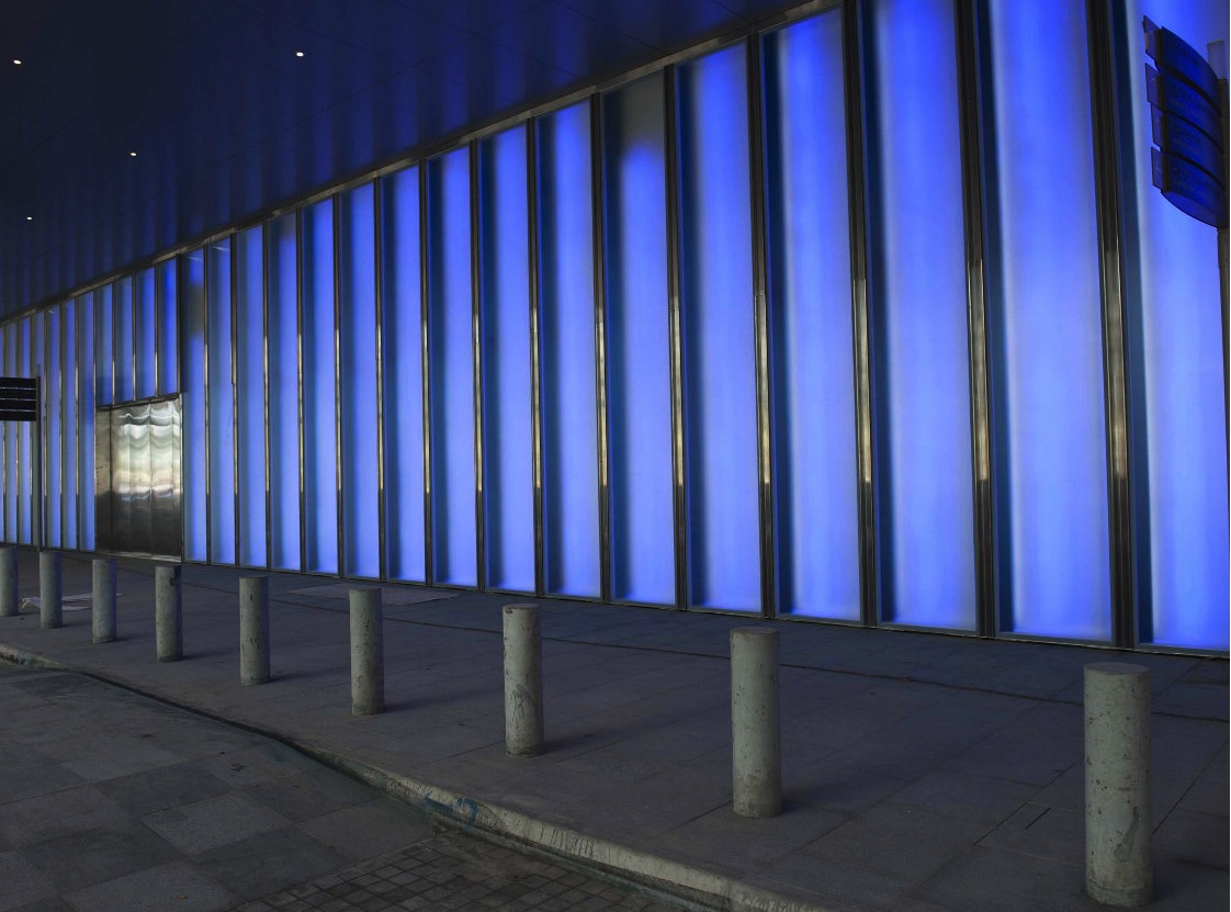 BLUE REFLECTION FAÇADE WITH LIGHT ENTRY PASSAGE