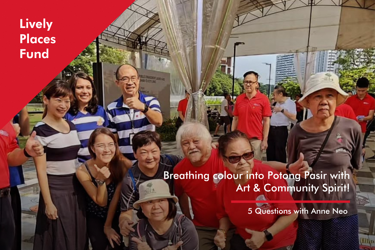 Anne Neo_Thumbnail A mixed group of elderlies and middle-aged adults gesturing a thumbs up during the event