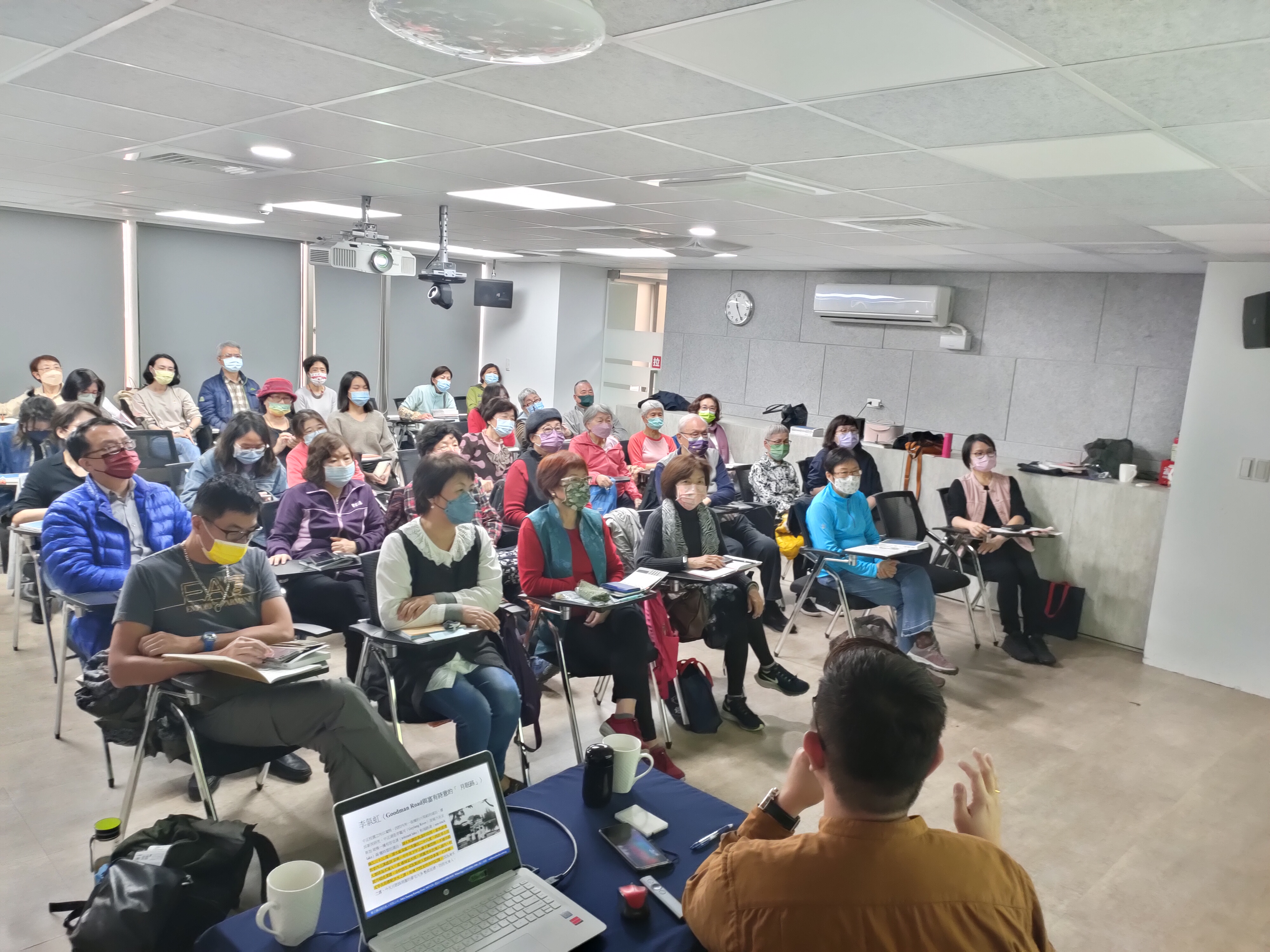 A sharing session on Streets and Places of Singapore 我獅城，我街道 to Singaporeans. Image Credit: TrendLit Publishing