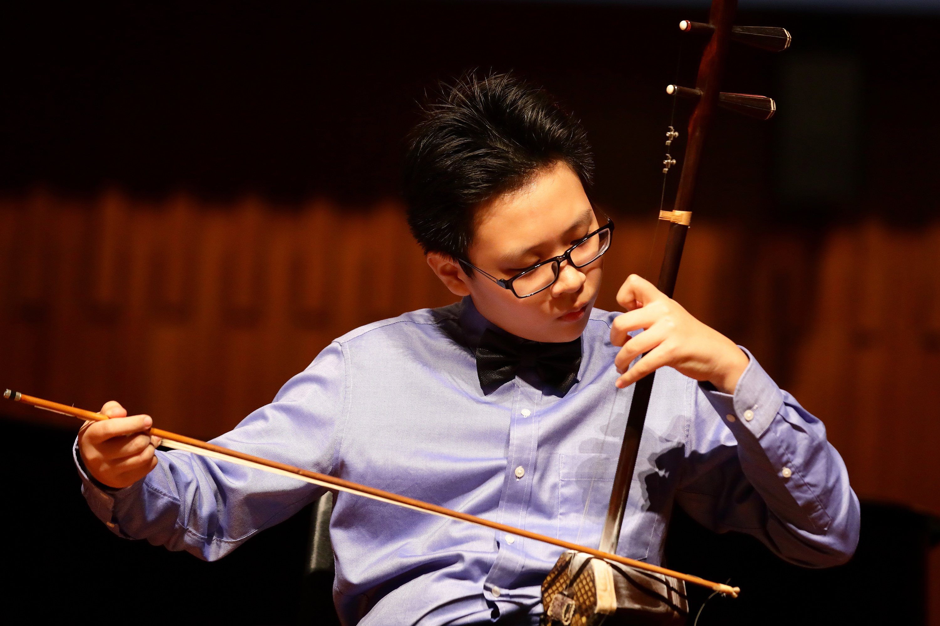 11TH EDITION OF NATIONAL CHINESE MUSIC COMPETITION CONTINUES TO CELEBRATE OUTSTANDING YOUNG MUSICIANS_1st prize winner of Erhu Junior Category, Zeng Can Ran performing sol. Guy playing guitar