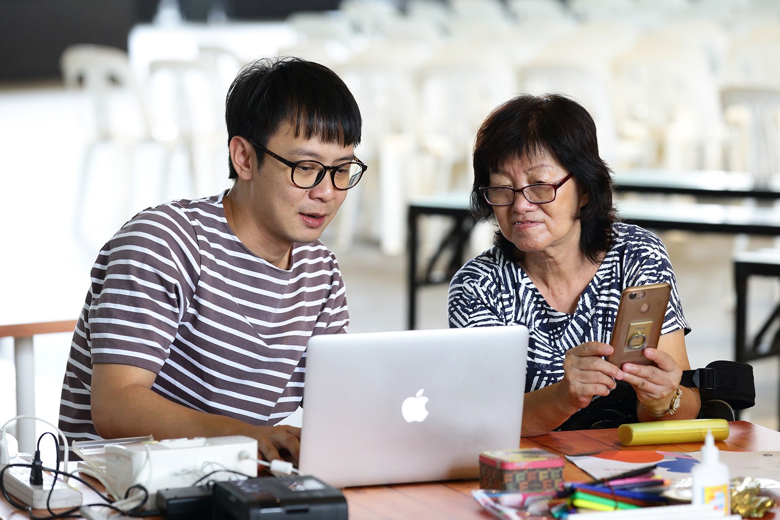 CELEBRATING SENIORS AND CREATIVE AGEING WITH MORE THAN 140 ARTISTS AND COMMUNITY PARTNERS AT THE FIRST DIGITAL EDITION OF SILVER ARTS_Silver Arts B Volunteer interacting with elderly